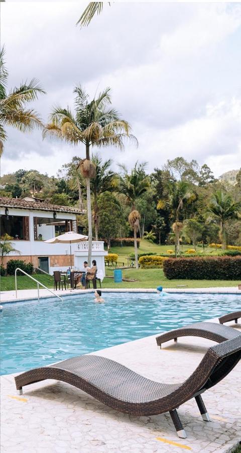 Hotel Club Campestre Hacienda Fizebad Retiro Exterior foto